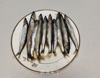 酥炸多春魚的做法步驟：1