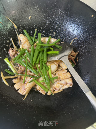 干鍋仔姜魷魚的做法步驟：12