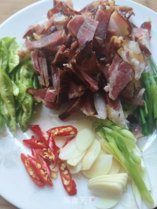 臘肉炒菌菇的做法步驟：3