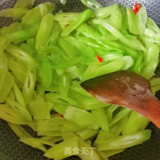 素炒萵筍的做法步驟：3
