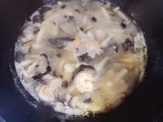 蝦仁菌湯的做法步驟：8