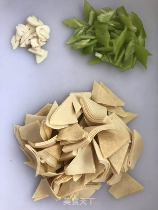 尖椒炒豆片兒的做法步驟：2