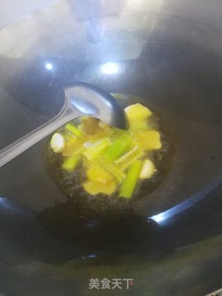 東北酸菜燉五花肉粉條的做法步驟：5