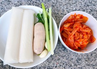 #酸辣美食#辣白菜香腸炒年糕的做法步驟：1