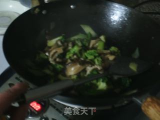 香菇炒西蘭花的做法步驟：4