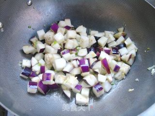 輕松搞定下飯菜——豆瓣醬茄丁的做法步驟：4