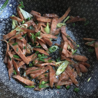 臘腸炒意面的做法步驟：6