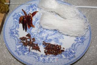 水煮酸菜杏鮑菇粉絲煲的做法步驟：2