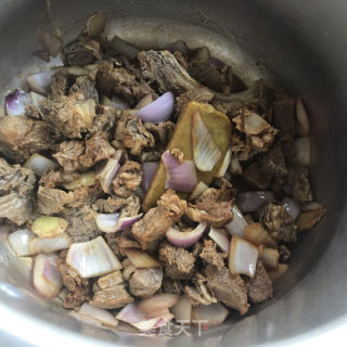 咖喱牛肉蓋澆飯的做法步驟：6