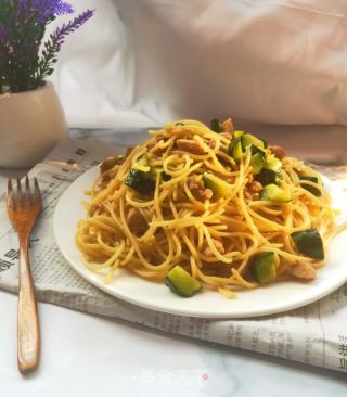 把隔壁的小孩都饞哭了的簡單Q彈的黃瓜豬肉炒意大利面的做法步驟：13