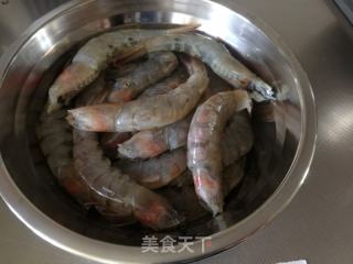 油燜大蝦的做法步驟：1