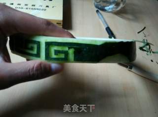 冬瓜花邊雕刻的做法步驟：3