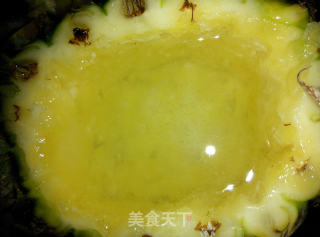 菠蘿海鮮焗飯的做法步驟：1