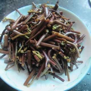 蒜白山里蕨菜的做法步驟：1