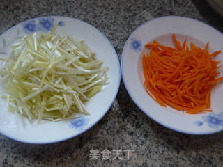 胡蘿卜炒韭菜芽的做法步驟：1