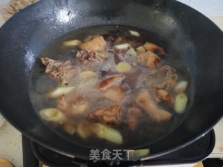 笨雞燉土豆的做法步驟：2