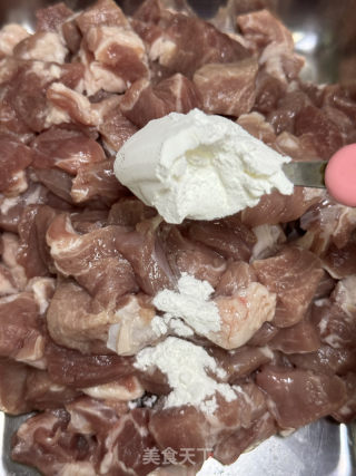 蒜香梅肉粒的做法步驟：3