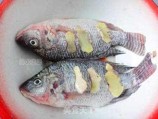 酸筍燒羅非魚的做法步驟：1