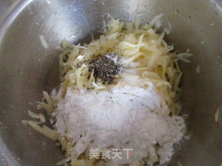三文魚土豆絲披薩的做法步驟：1