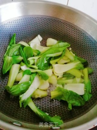 白玉菇炒油菜的做法步驟：3