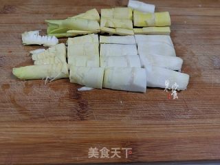 油燜春筍的做法步驟：2