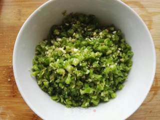 青椒炒干巴菌的做法步驟：5