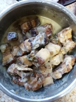 紅燒肉燉酸菜的做法步驟：2