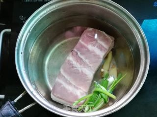 酸菜白肉的做法步驟：2