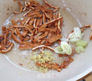 香干炒韭菜的做法步驟：6