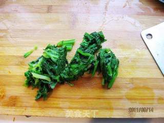 芹葉炒黃豆的做法步驟：4