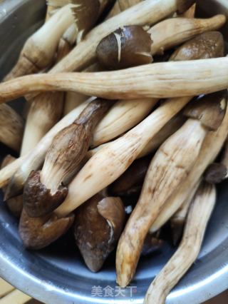 荔枝菌蒸咸雞的做法步驟：1