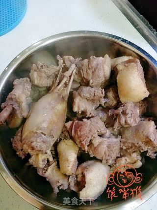 鐵鍋燉大鵝的做法步驟：4
