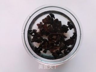 三七木耳燉雞湯的做法步驟：2