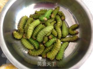 油炸大綠蟲子（柞zuò蠶）的做法步驟：1