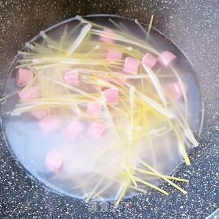 火腿腸蝦仁意面的做法步驟：6