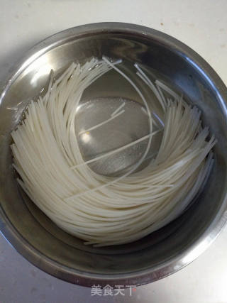 酸菜牛肉砂鍋米線的做法步驟：4