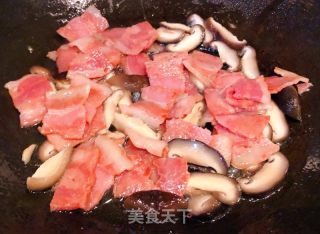 奶油培根香菇意面的做法步驟：5