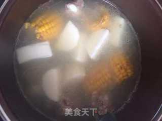 玉米山藥排骨湯的做法步驟：3