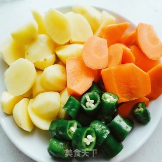 牛腩燒土豆和胡蘿卜的做法步驟：2
