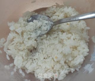 芝麻香蕉反轉(zhuǎn)壽司的做法步驟：2