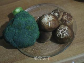 香菇炒西蘭花的做法步驟：1