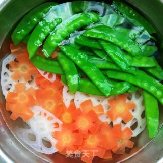 藕片拌荷蘭豆的做法步驟：7