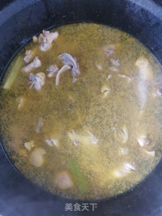 小雞燉蘑菇的做法步驟：3