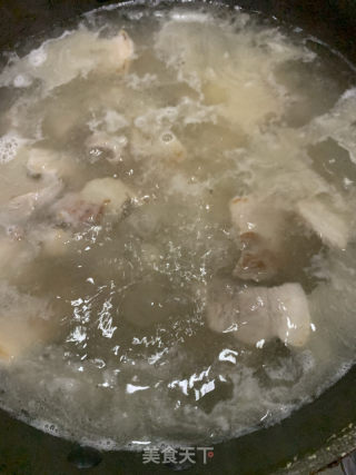 五花肉排骨燉豆角的做法步驟：6