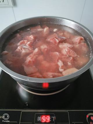 牛腩燒土豆和胡蘿卜的做法步驟：3