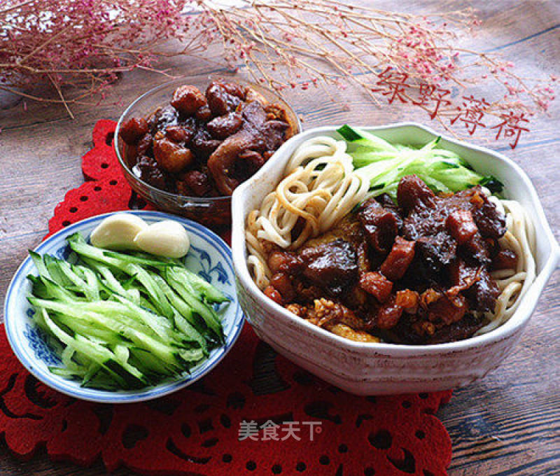蘑菇肉丁炸醬面的做法