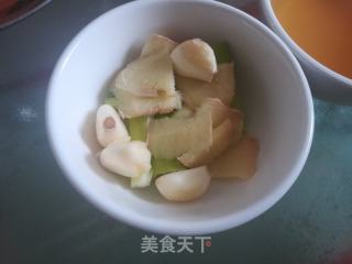 東北酸菜燉五花肉粉條的做法步驟：3