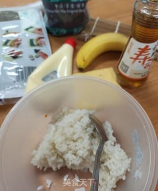 芝麻香蕉反轉(zhuǎn)壽司的做法步驟：1