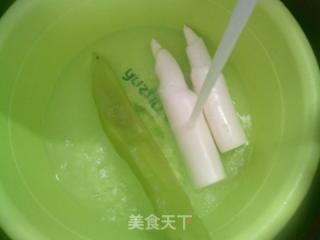 青椒茭白炒圓素雞的做法步驟：2