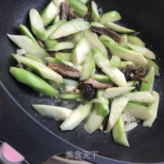 絲瓜炒羊肚菌的做法步驟：9